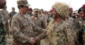 APP85-07
LAHORE: November 07 – Chief of Army of Staff General Raheel Sharif meeting with soldiers during his visit to exercise area near Lahore. APP