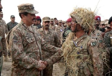 APP85-07
LAHORE: November 07 – Chief of Army of Staff General Raheel Sharif meeting with soldiers during his visit to exercise area near Lahore. APP